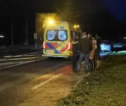 Ruiter met paard aangereden door personenauto