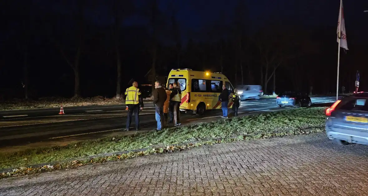 Ruiter met paard aangereden door personenauto - Foto 1