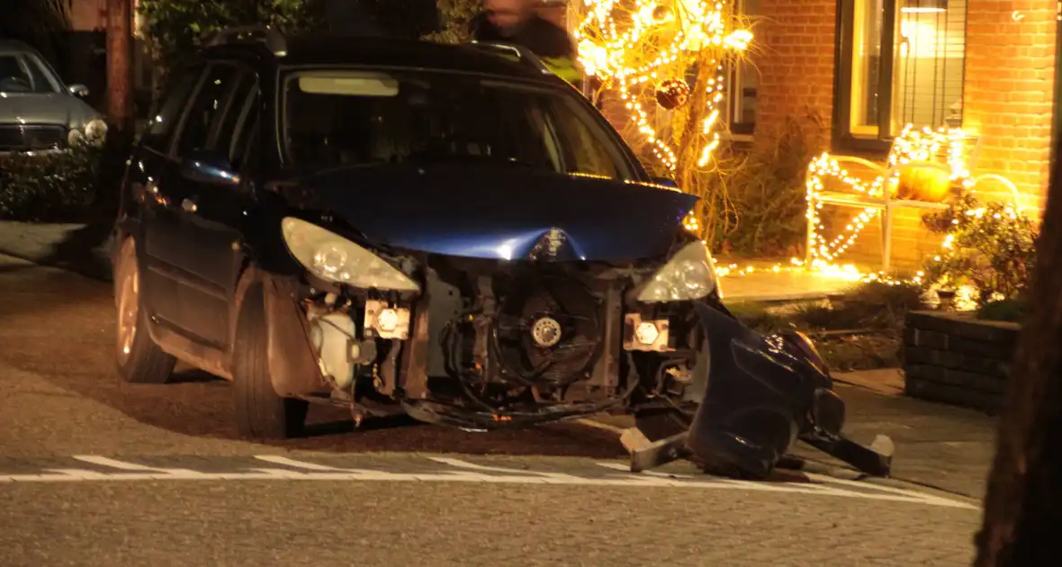 Personenauto komt tot stilstand tegen boom