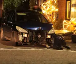 Personenauto komt tot stilstand tegen boom