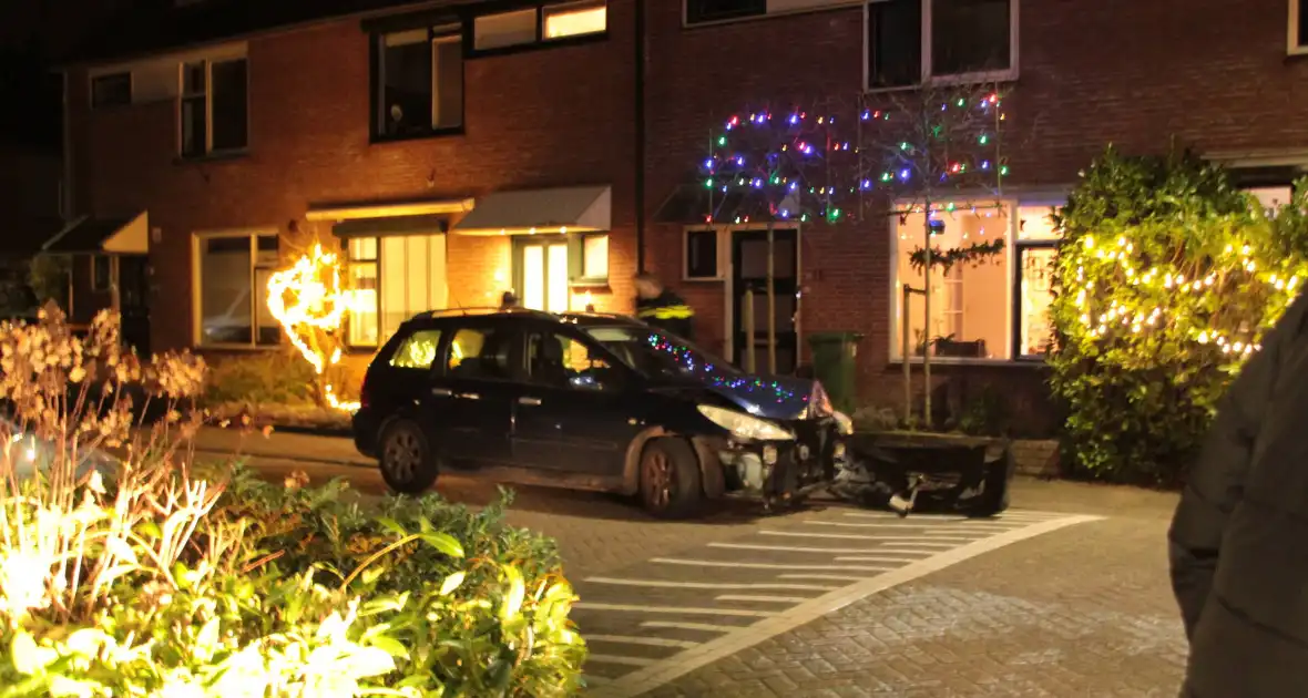 Personenauto komt tot stilstand tegen boom - Foto 1