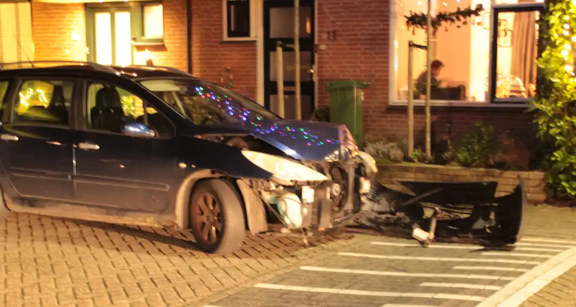 Personenauto komt tot stilstand tegen boom - Foto 2