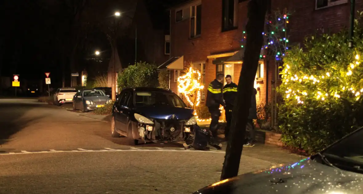 Personenauto komt tot stilstand tegen boom - Foto 4