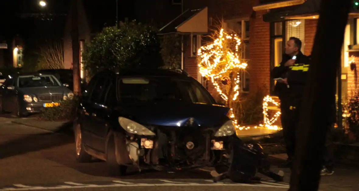 Personenauto komt tot stilstand tegen boom - Foto 5