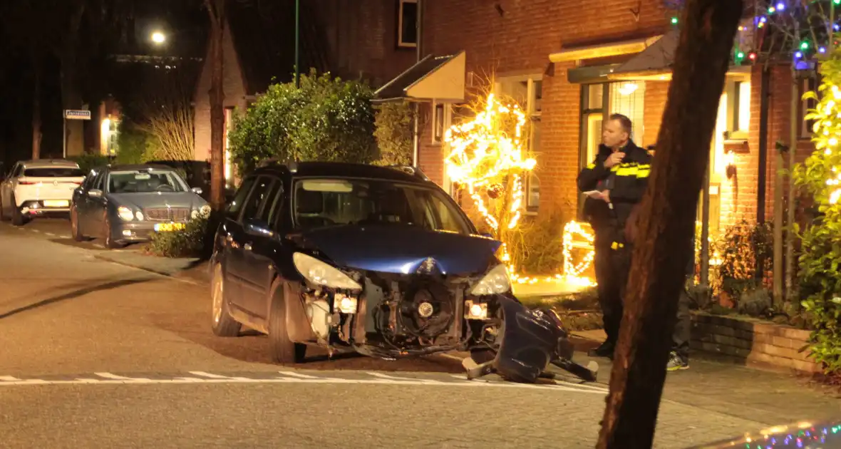 Personenauto komt tot stilstand tegen boom - Foto 6