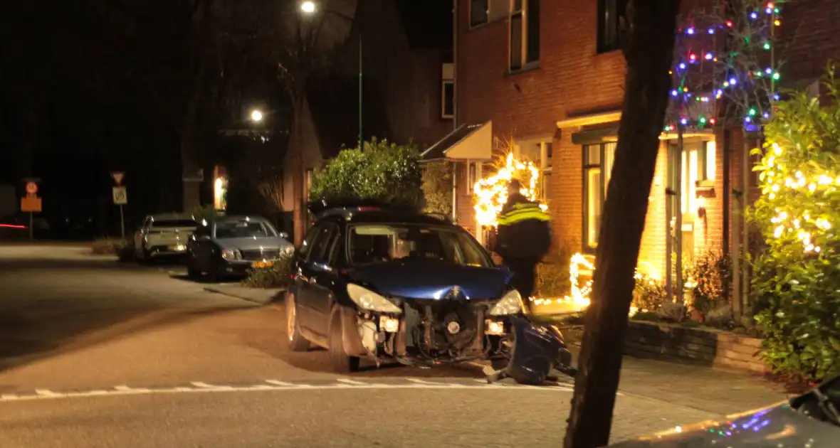 Personenauto komt tot stilstand tegen boom - Foto 7