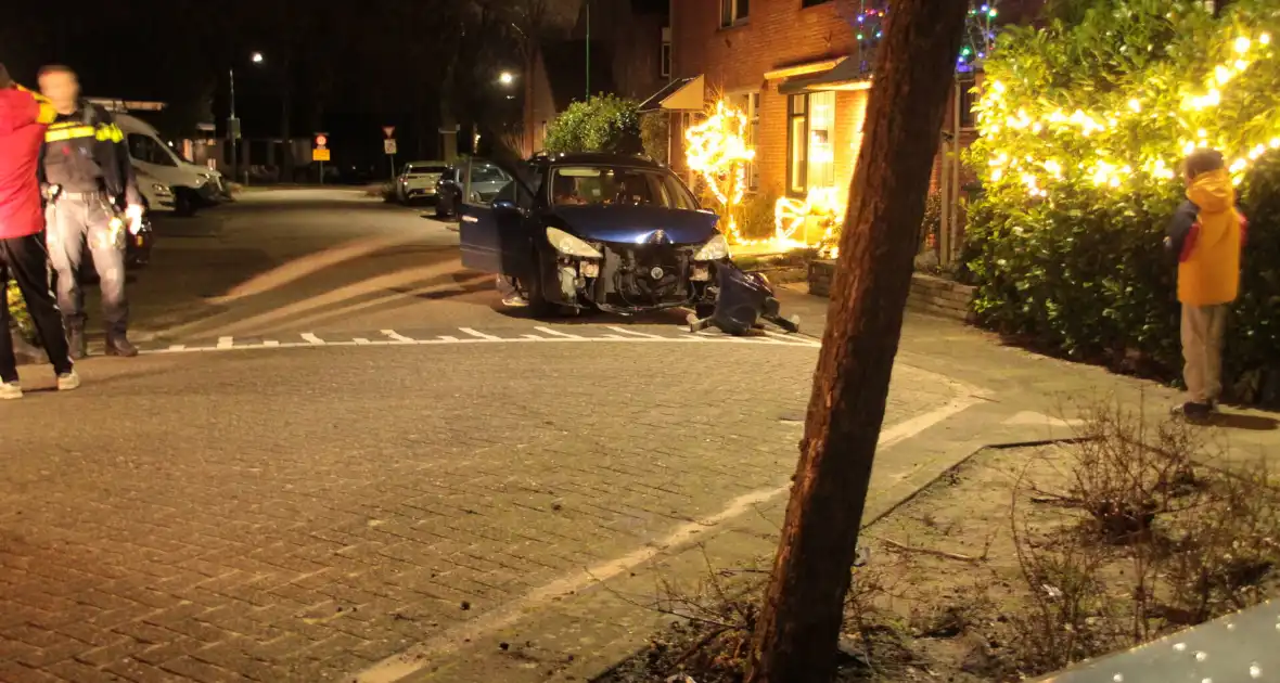 Personenauto komt tot stilstand tegen boom - Foto 8