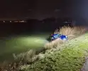 Auto met twee inzittenden rolt water in tijdens "gezellig" momentje