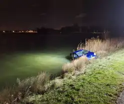 Auto met twee inzittenden rolt water in tijdens "gezellig" momentje