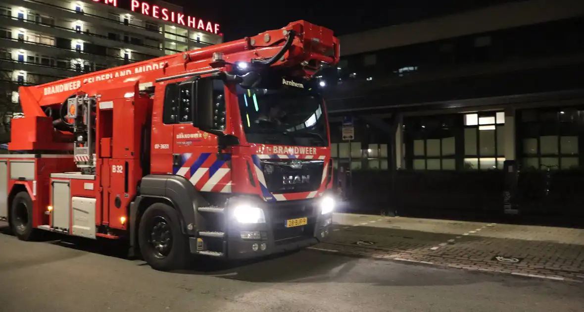 Hulpdiensten doen onderzoek naar mogelijke brand in appartementcomplex - Foto 2