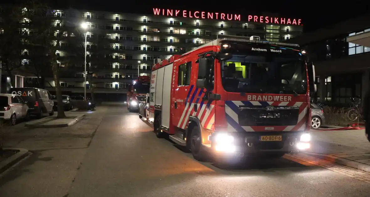 Hulpdiensten doen onderzoek naar mogelijke brand in appartementcomplex - Foto 3