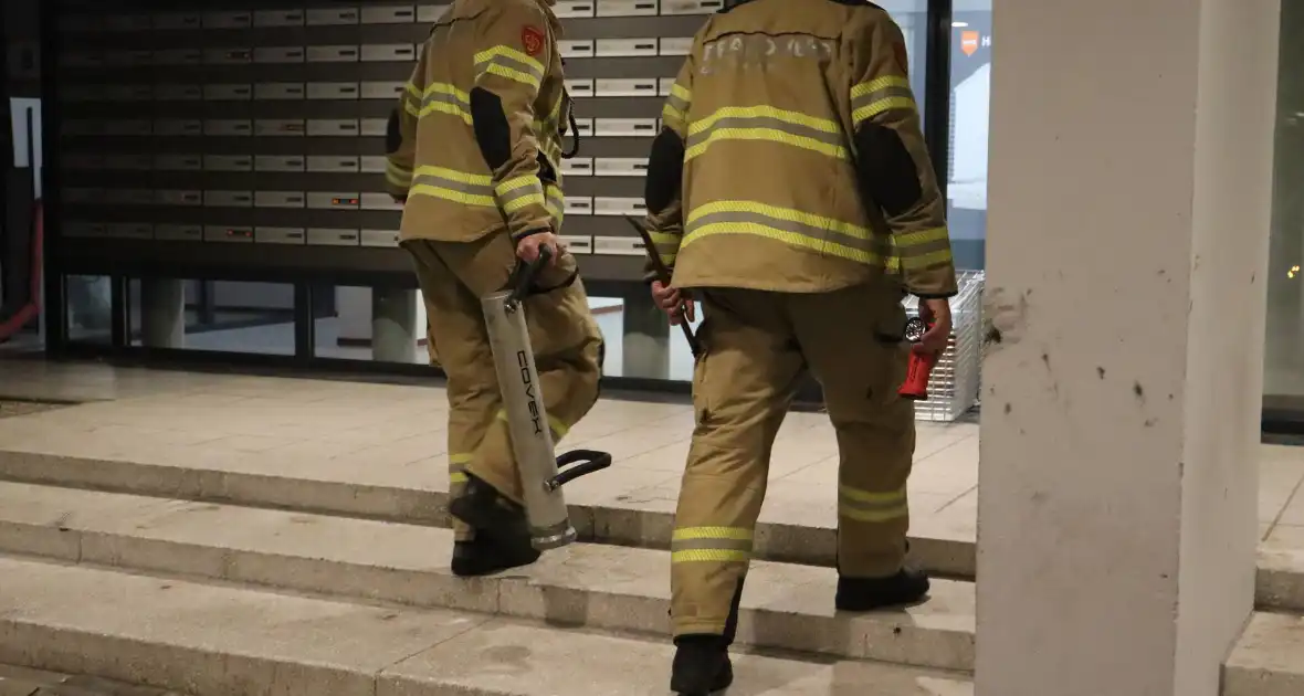 Hulpdiensten doen onderzoek naar mogelijke brand in appartementcomplex - Foto 7