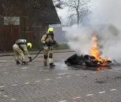 Flinke rookontwikkeling door brandende autobanden