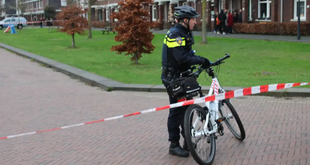 Straat afgezet na aantreffen vuurwerkbom - Foto 10