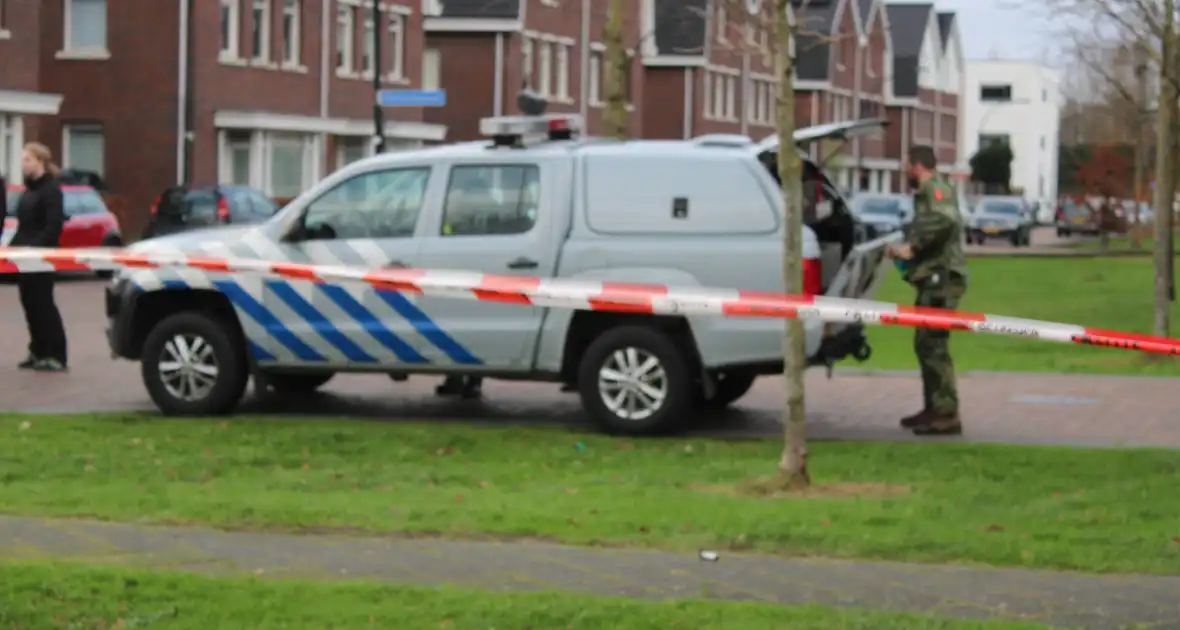 Straat afgezet na aantreffen vuurwerkbom - Foto 11