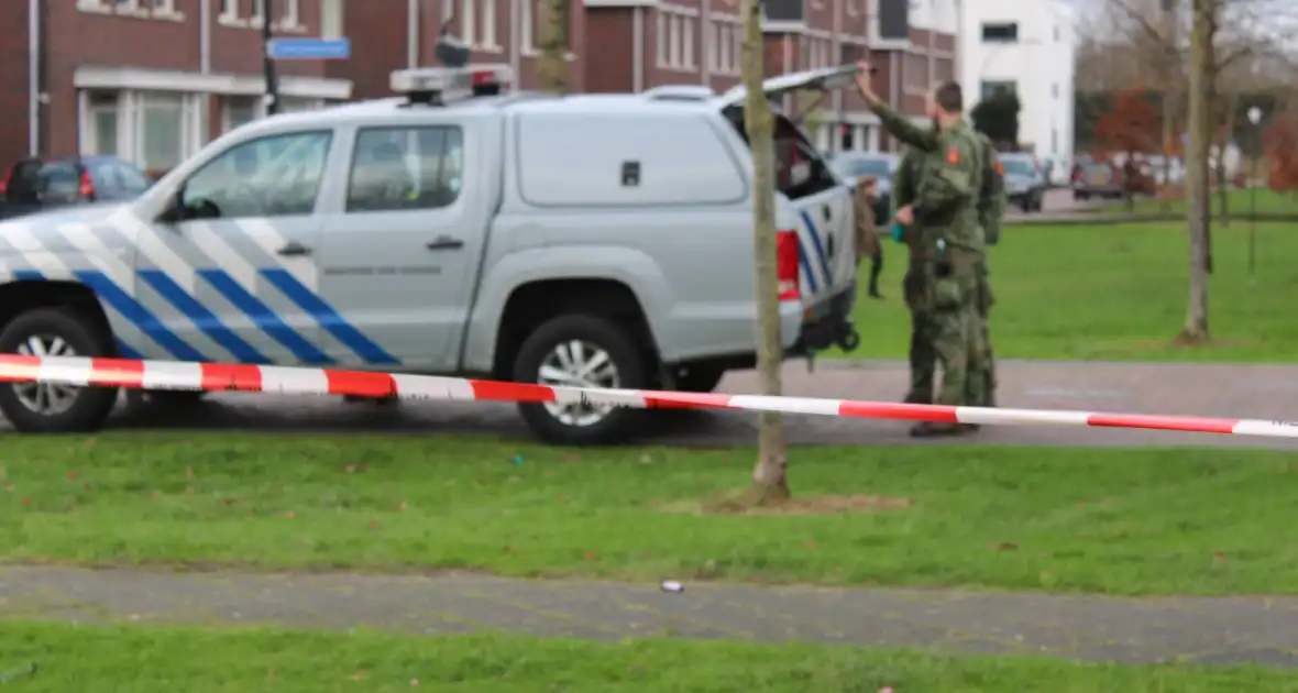 Straat afgezet na aantreffen vuurwerkbom - Foto 12