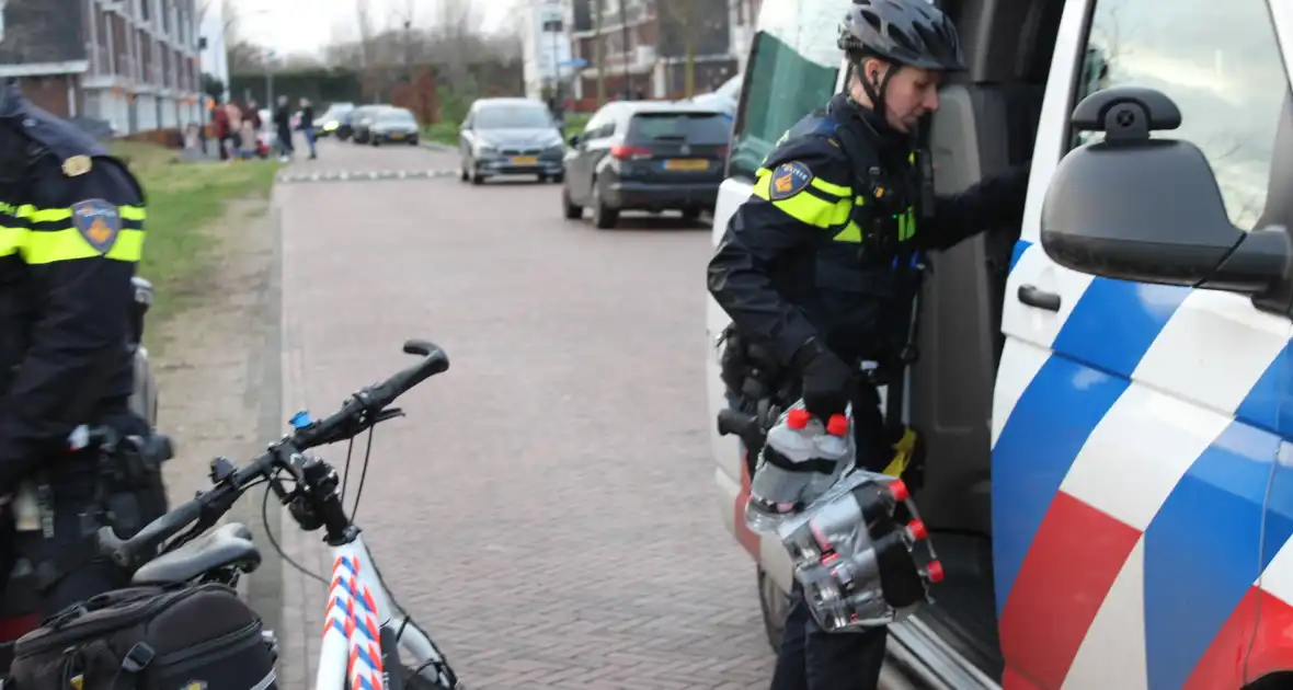 Straat afgezet na aantreffen vuurwerkbom - Foto 24