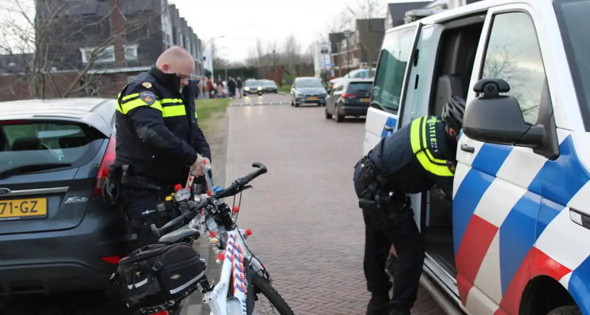 Straat afgezet na aantreffen vuurwerkbom - Foto 26