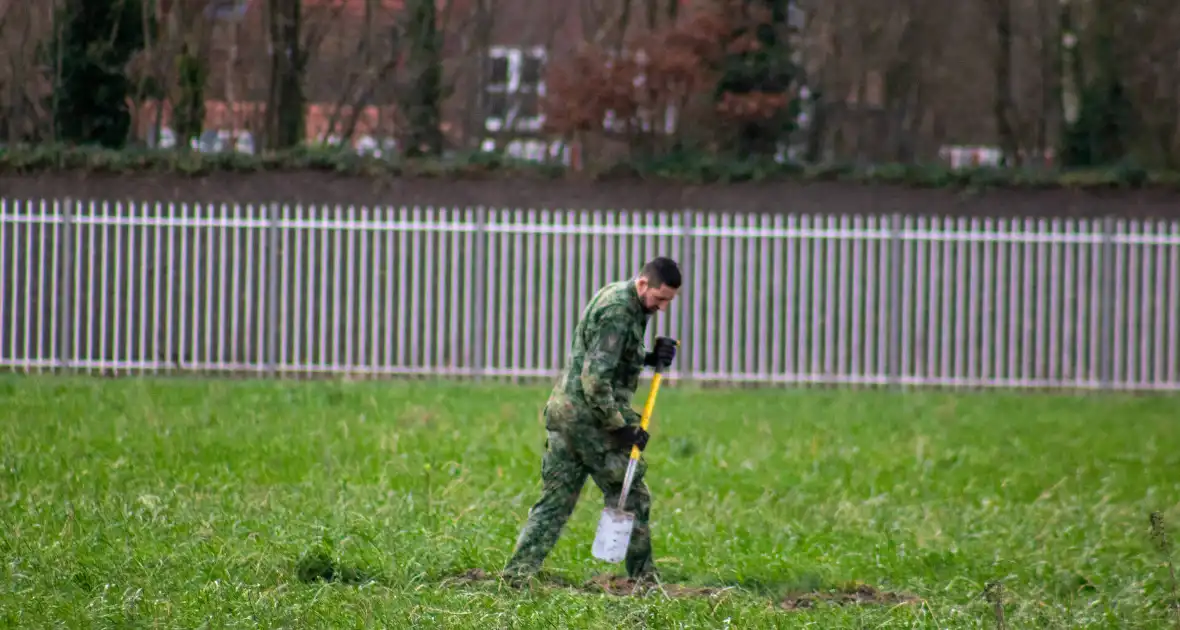 Straat afgezet na aantreffen vuurwerkbom - Foto 6