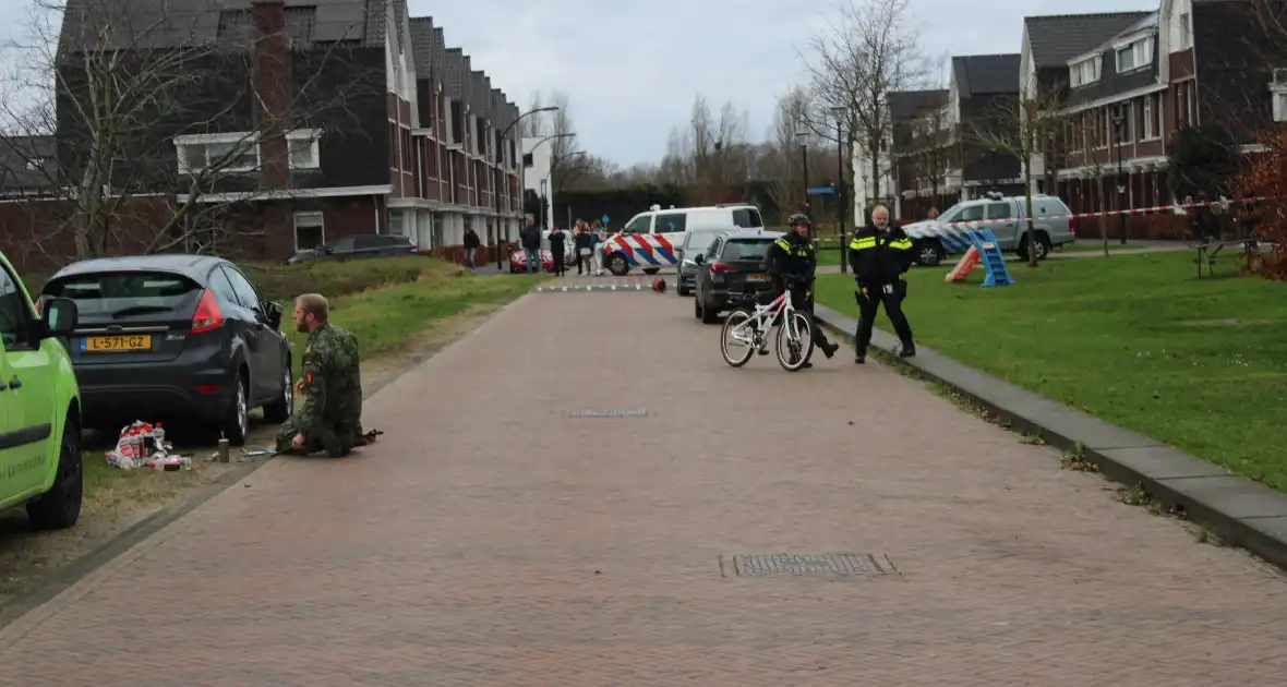 Straat afgezet na aantreffen vuurwerkbom - Foto 8