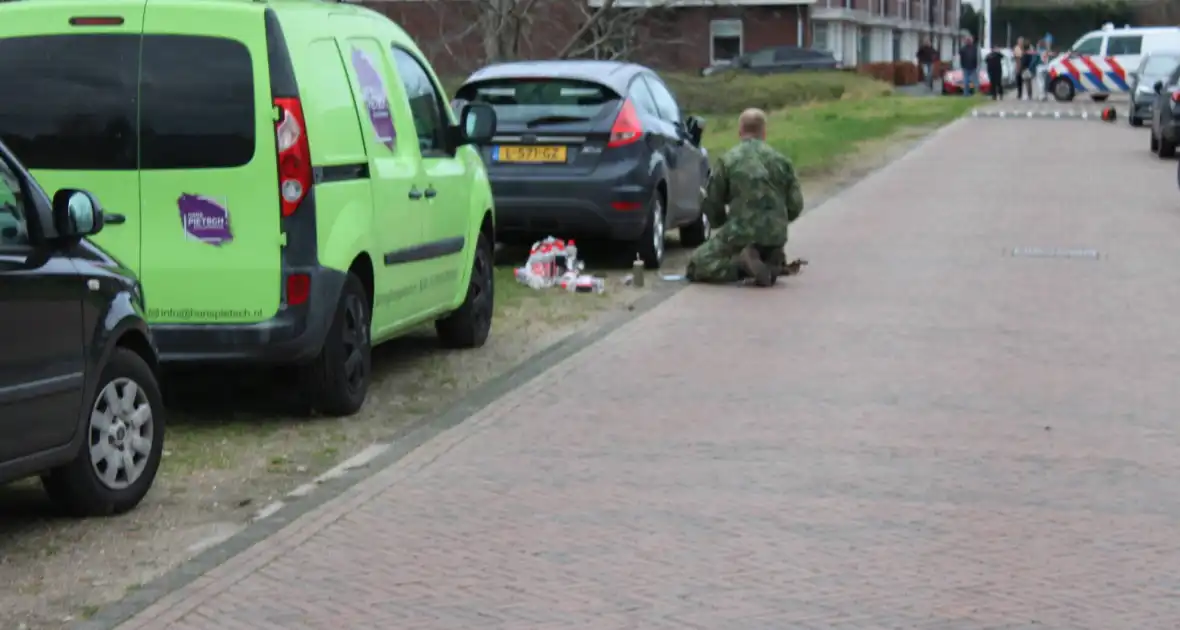 Straat afgezet na aantreffen vuurwerkbom - Foto 9