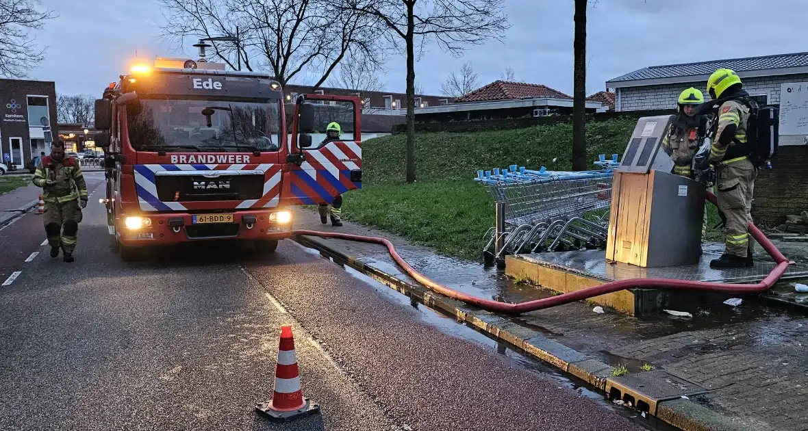 Brandweer blust ondergrondse container en wordt getrakteerd op oliebollen