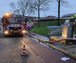 Brandweer blust ondergrondse container en wordt getrakteerd op oliebollen