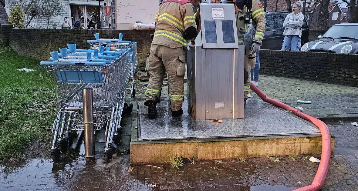 Brandweer blust ondergrondse container en wordt getrakteerd op oliebollen - Foto 1