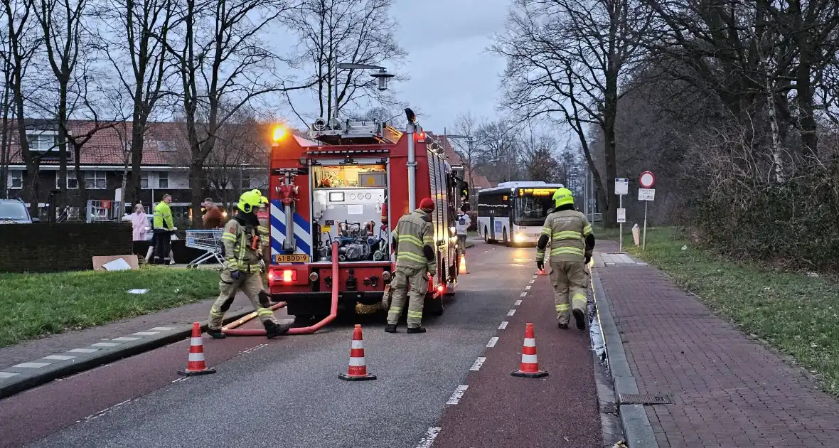 Brandweer blust ondergrondse container en wordt getrakteerd op oliebollen - Foto 2