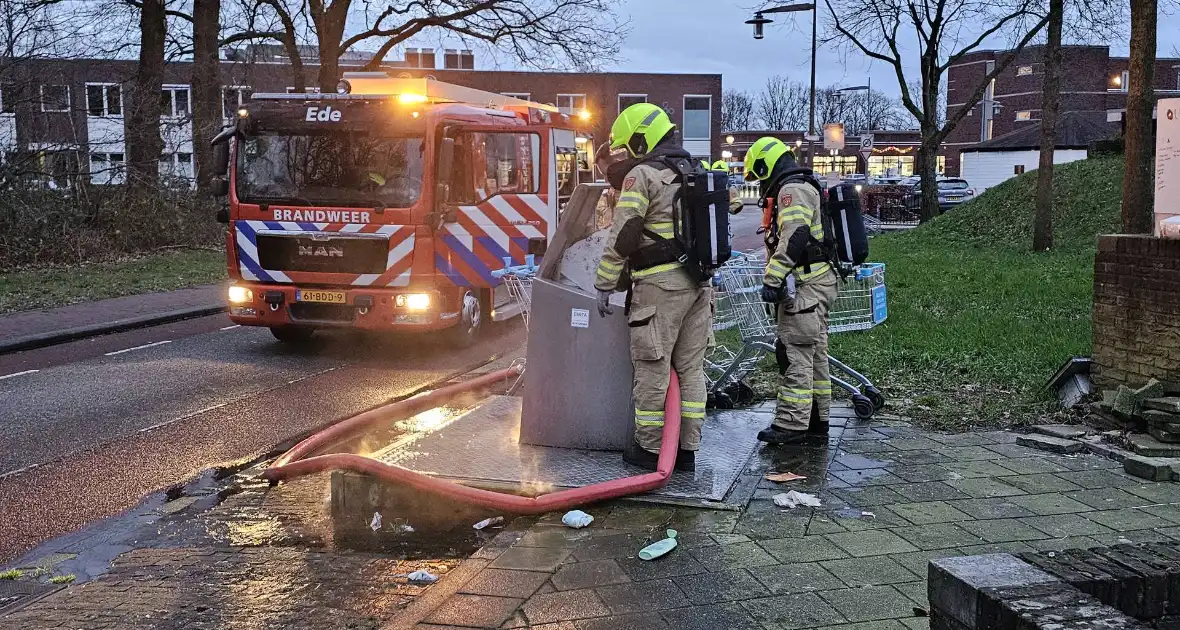 Brandweer blust ondergrondse container en wordt getrakteerd op oliebollen - Foto 3