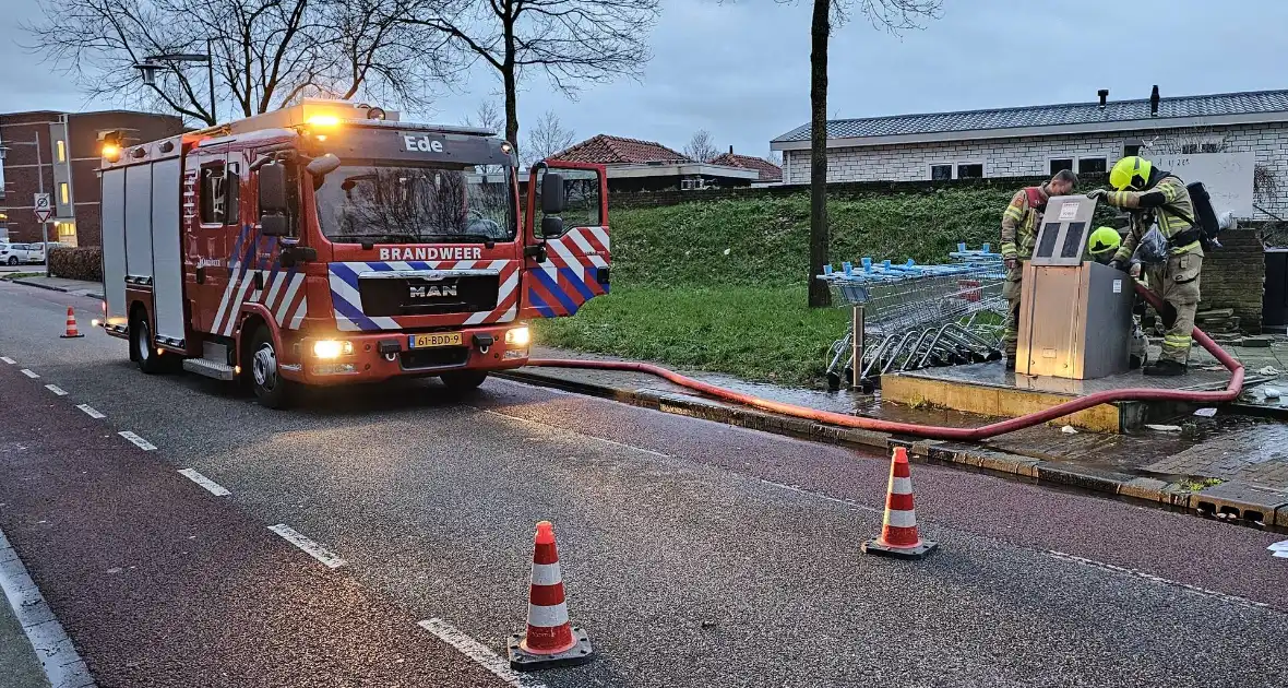 Brandweer blust ondergrondse container en wordt getrakteerd op oliebollen - Foto 4