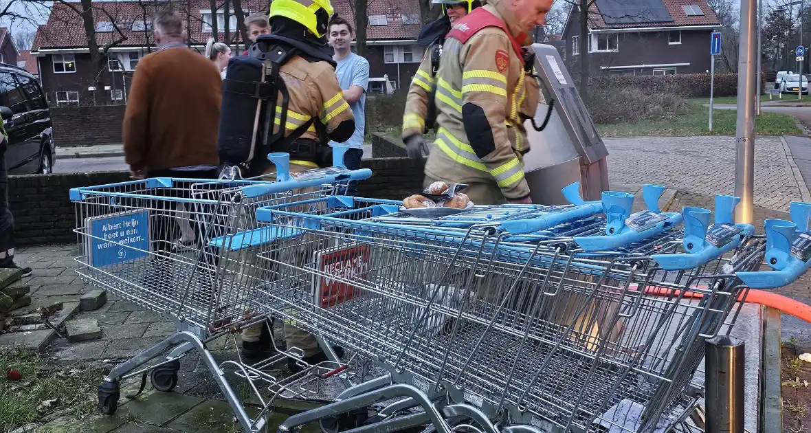 Brandweer blust ondergrondse container en wordt getrakteerd op oliebollen - Foto 5