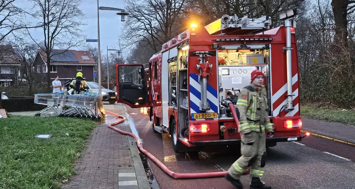 Brandweer blust ondergrondse container en wordt getrakteerd op oliebollen - Foto 6