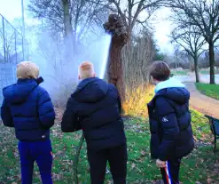 Jongeren helpen brandweer met blussen van buitenbrand