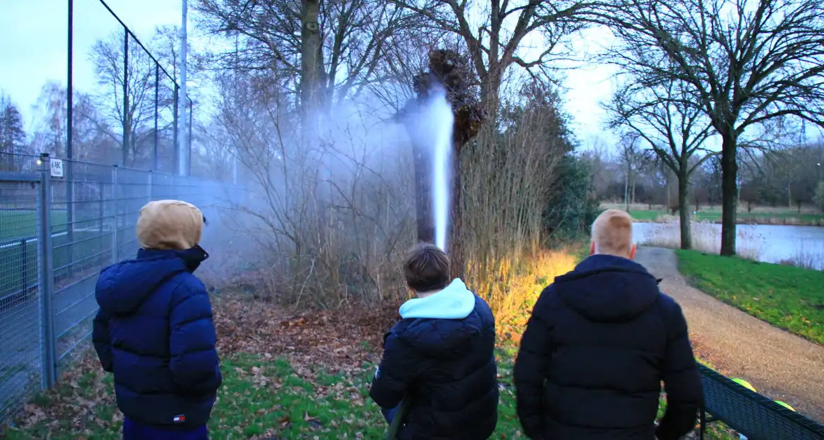 Jongeren helpen brandweer met blussen van buitenbrand - Foto 3