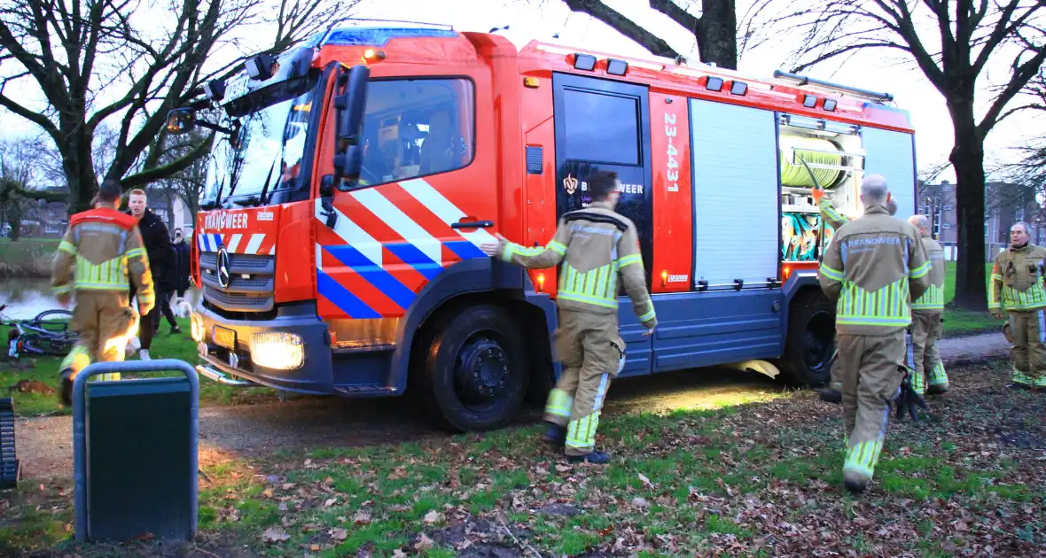 Jongeren helpen brandweer met blussen van buitenbrand - Foto 4