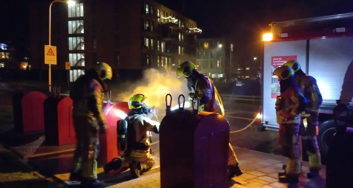 Brandweer blust ondergrondse containerbrand