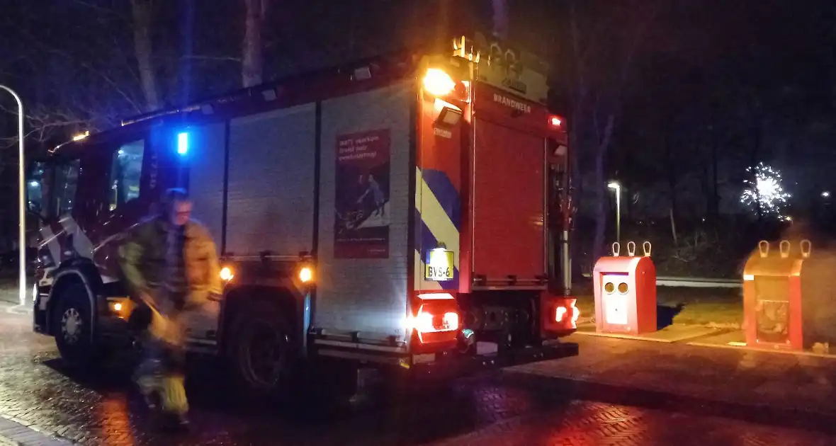 Brandweer blust ondergrondse containerbrand - Foto 1