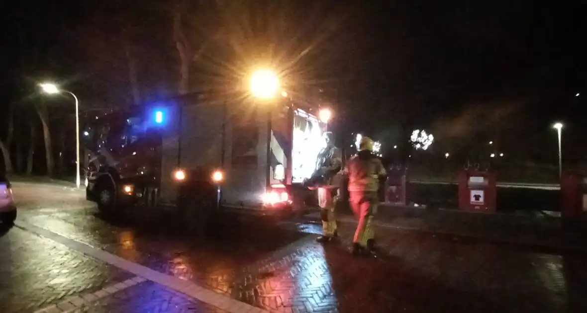 Brandweer blust ondergrondse containerbrand - Foto 2