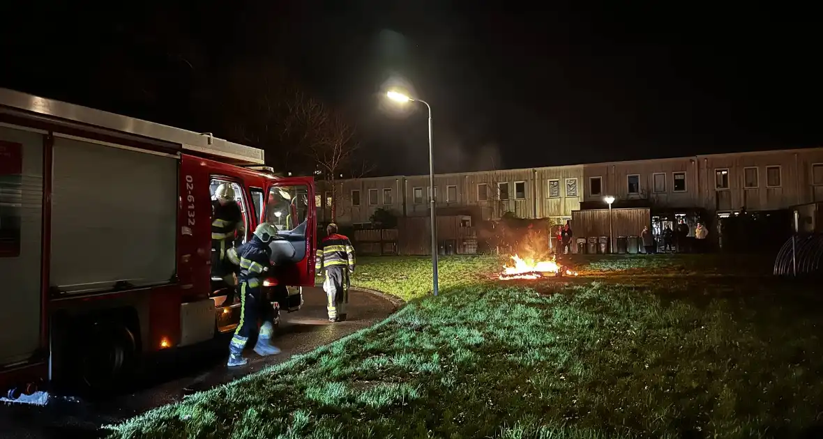 Brandweer blust vreugdevuur