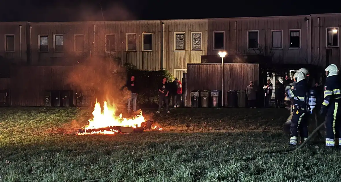 Brandweer blust vreugdevuur - Foto 3