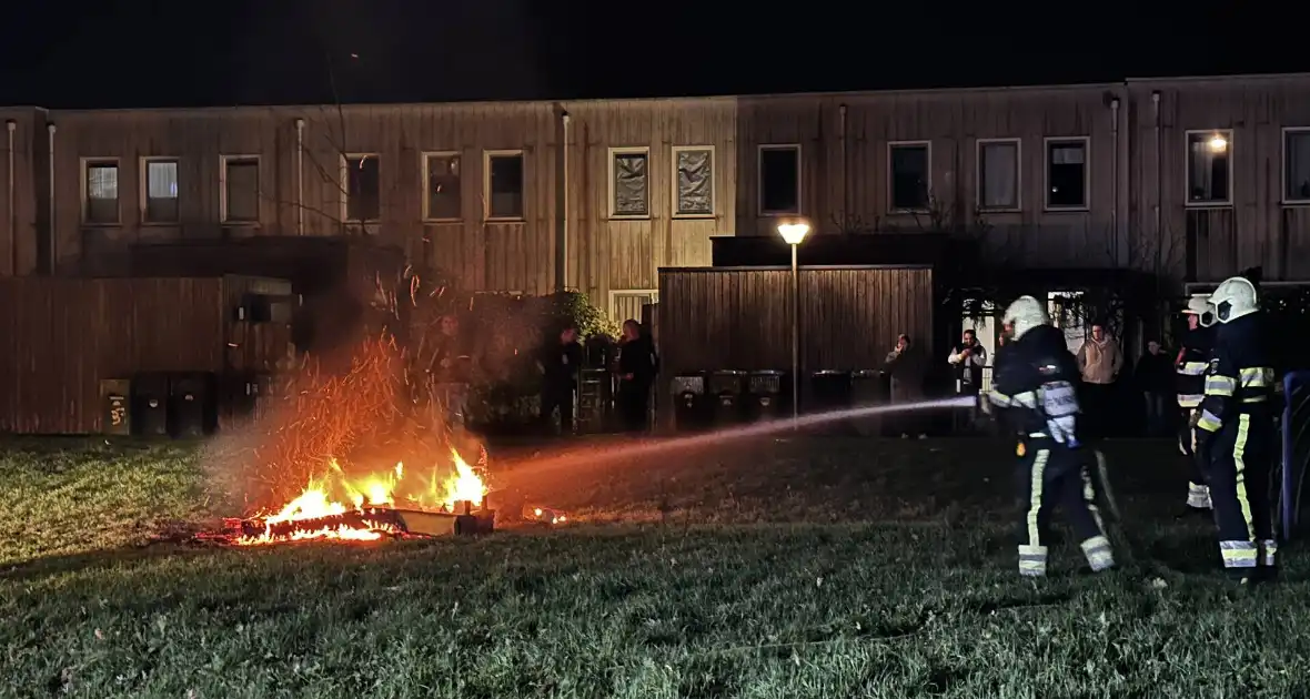 Brandweer blust vreugdevuur - Foto 4