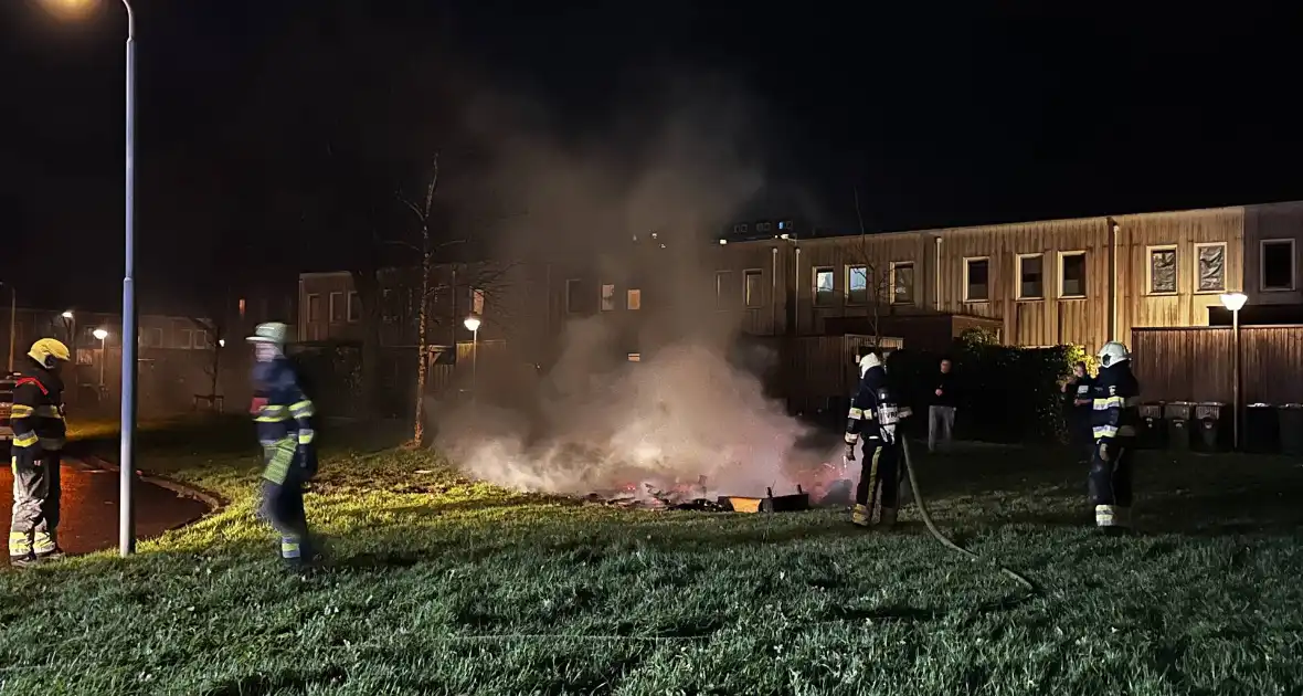 Brandweer blust vreugdevuur - Foto 5