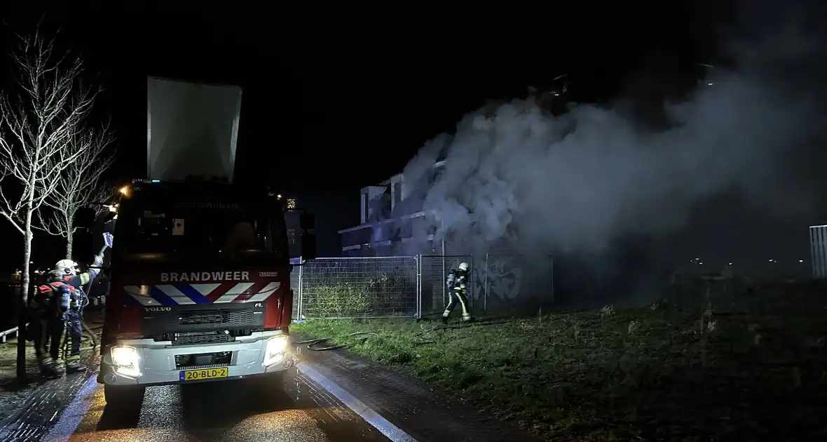 Sloopwoning volledig in brand - Foto 1