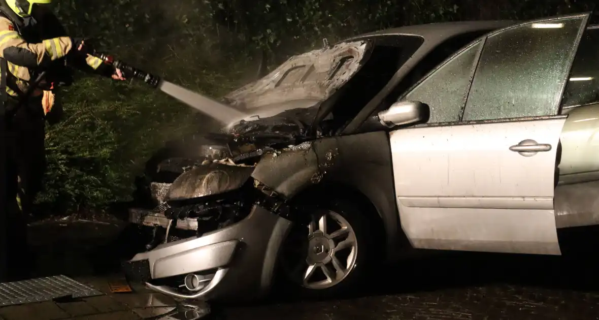 Voorzijde van auto uitgebrand