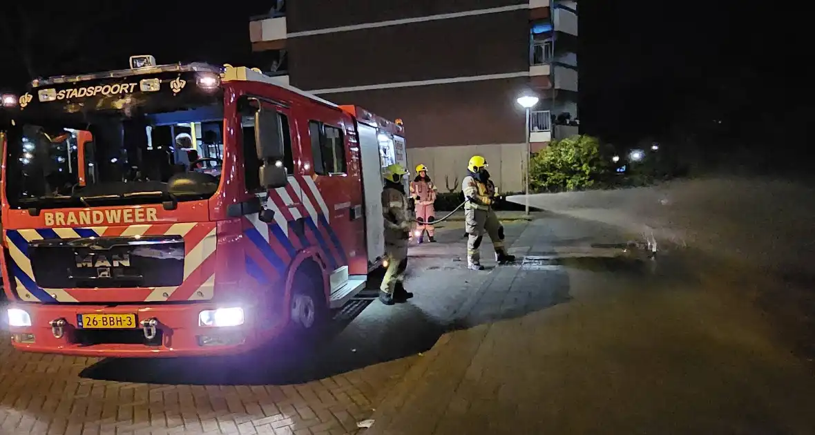 Winkelwagen met afval in brand gestoken - Foto 2