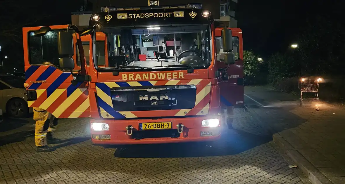 Winkelwagen met afval in brand gestoken - Foto 3