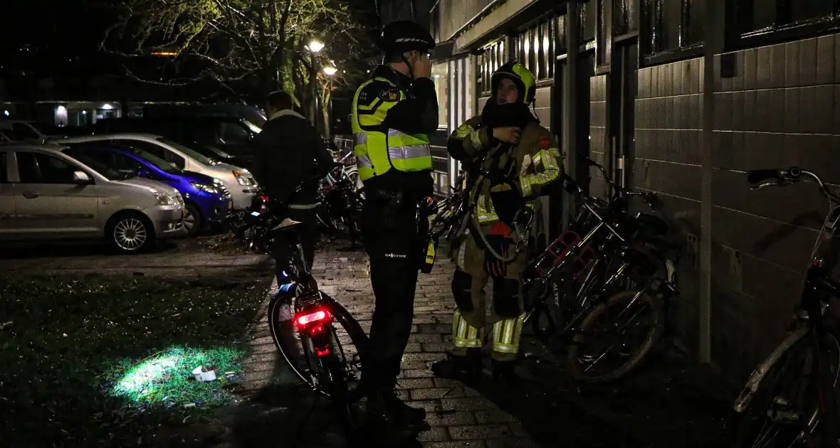 Brandweer ingezet voor vuurkorf op balkon - Foto 5