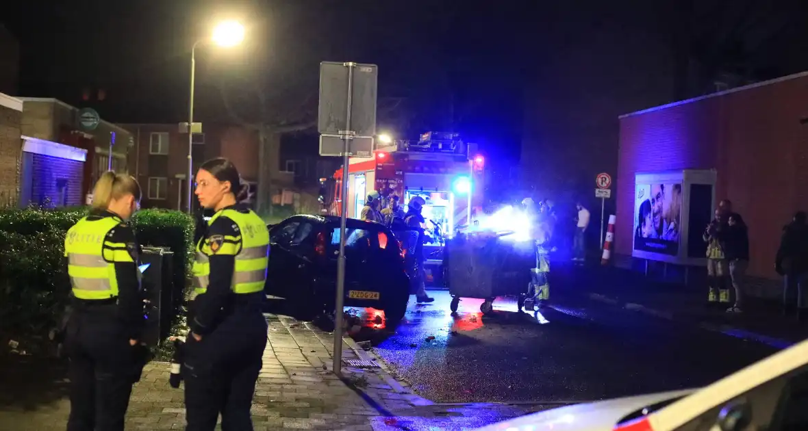 Auto en afvalbak in brand gestoken - Foto 1