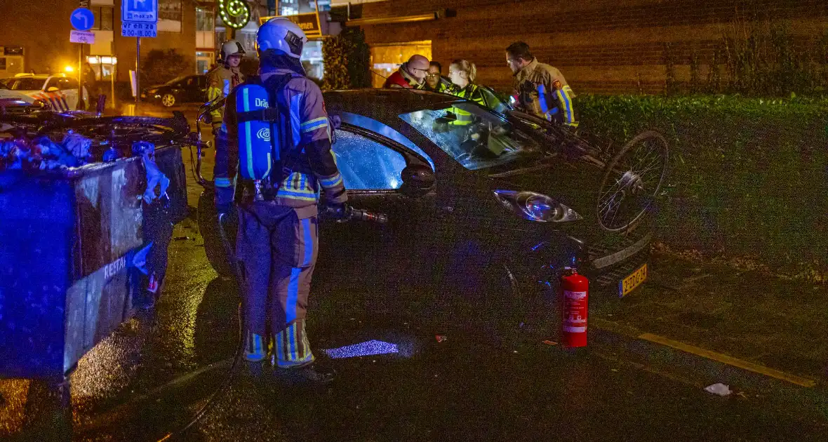 Auto en afvalbak in brand gestoken - Foto 5